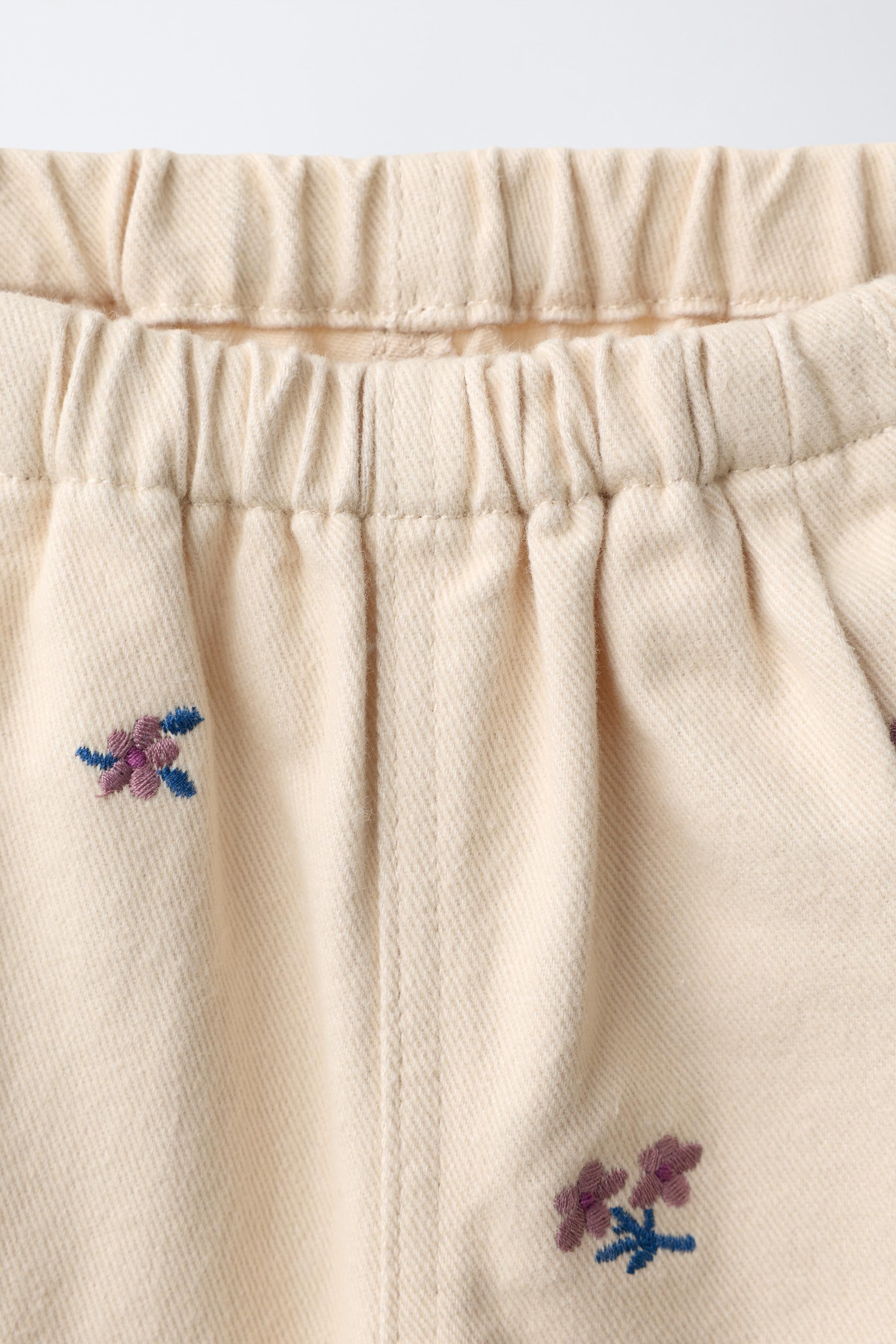PANTALON BAGGY EN SERGÉ À FLEURS BRODÉES